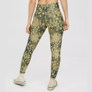 Aerie Offline Olive Green Printed Shine Crossover High Rise 7/8 Leggings